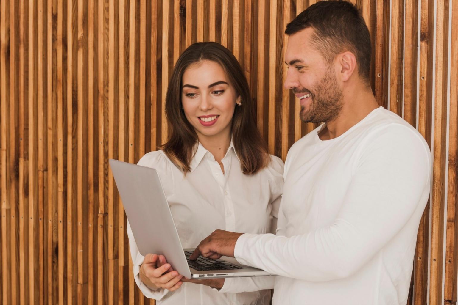Espace de travail moderne avec outils financiers